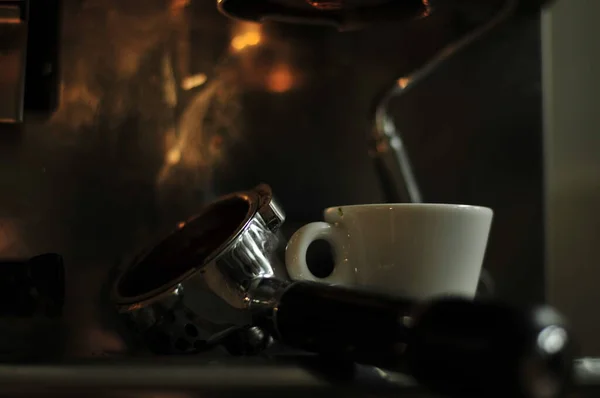 Abgedunkeltes Bild Mit Stilvollem Licht Auf Bildschirmträger Kaffeemaschine Und Espressotasse — Stockfoto