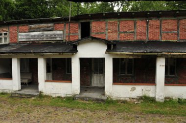 Demiryolu hattında yanan istasyon binası.