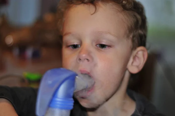 Inhaler Enfant Avec Inhalateur Vapeur Eau — Photo