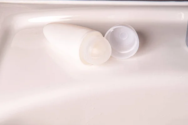 Белый Ролик Дезодорантом Умывальнике — стоковое фото