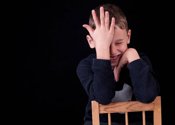 Boy Golpeia Com Mão Frente Sua Cabeça Sentado Uma Cadeira — Fotografia de Stock