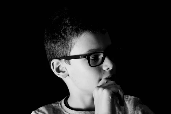 Menino Com Óculos Olha Atenciosamente Retrato — Fotografia de Stock