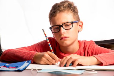 Yorgun çocuk daha fazla öğrenemiyor ve bütün dersleri evde almak zorunda.