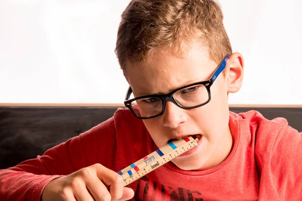 Niño Aprendiendo Casa Con Pluma Regla — Foto de Stock