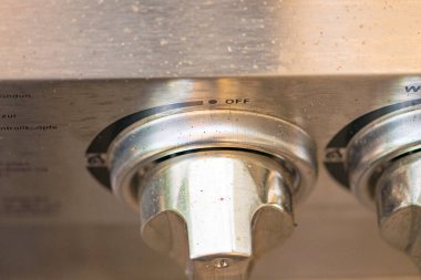 Izgaradaki kontrolör gümüşle ızgaranın üzerinde.