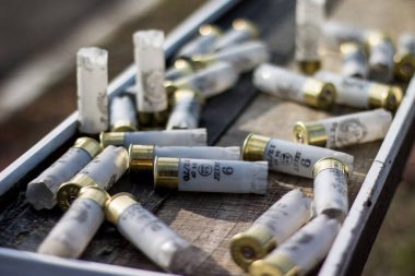 Mermi kovanları. Boş kollar.