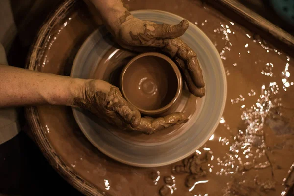 Potter Tangan Atas Roda Tembikar Flatlay — Stok Foto