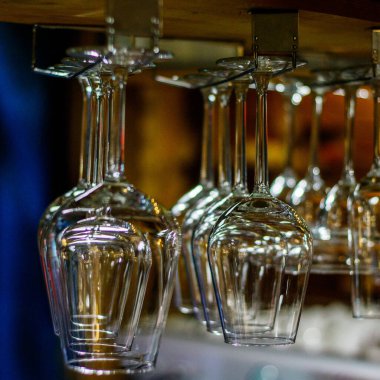 Şampanya bardakları ve bulanık arka plan..