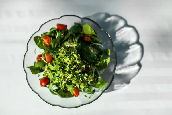 Grote kom kleurrijke salade — Stockfoto