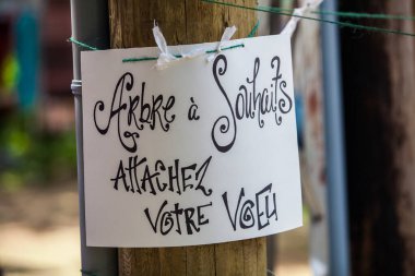 Dilek ağacını tanımlayan bir işaret. Dileklerini ipe bağlayacağın bir yer.