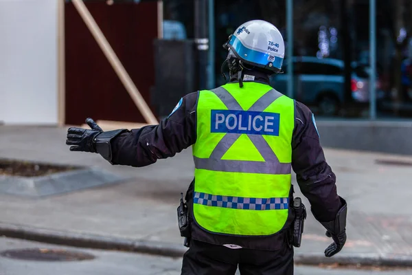 Policja zapewnia bezpieczeństwo podczas protestu — Zdjęcie stockowe