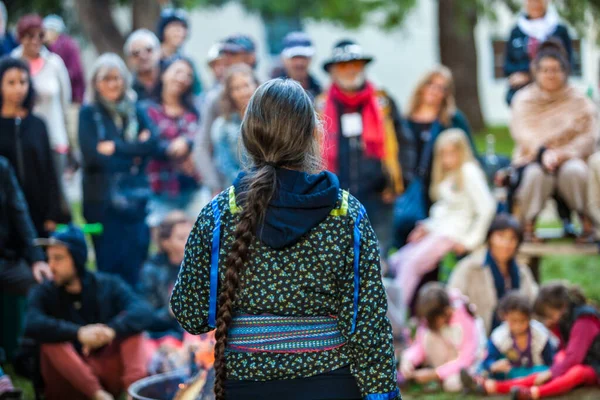 Mujer con el pelo platinado y gafas está dando un discurso público — Foto de Stock