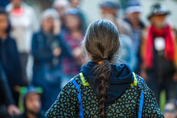 Frau mit plattiertem Haar und Brille hält eine öffentliche Rede — Stockfoto