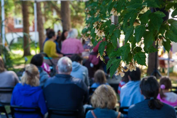 Grupo de cantantes forman un círculo en el escenario mientras cantan canciones nativas americanas — Foto de Stock