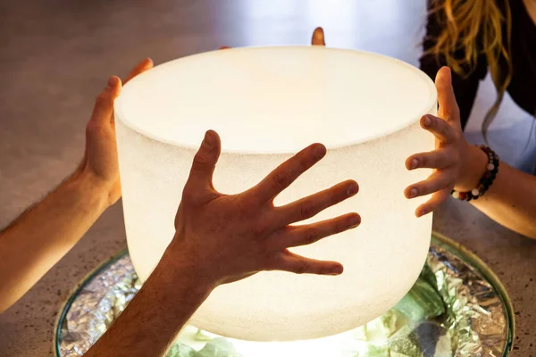 Pareja sosteniendo un tazón de cristal juntos — Foto de Stock