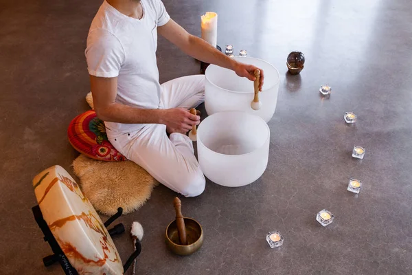 Man playing crystal bowl healing music — Stock Photo, Image