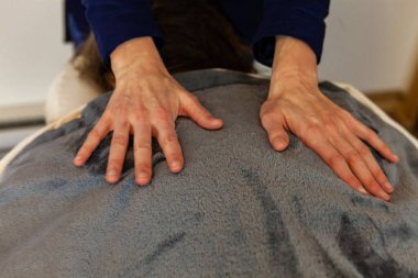 Kadınların elleri masaj yapıyor.