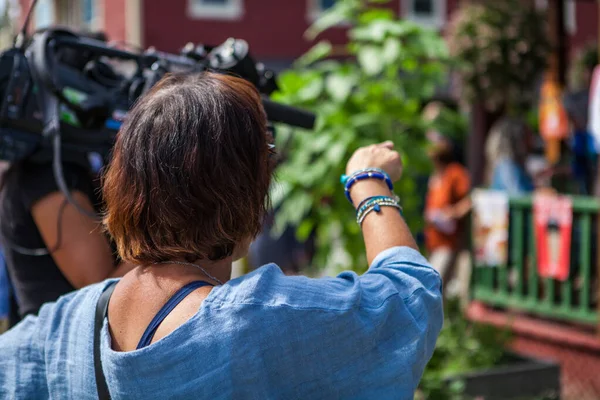 Женщина в синей рубашке отдает приказы актерам и звукорежиссерам — стоковое фото