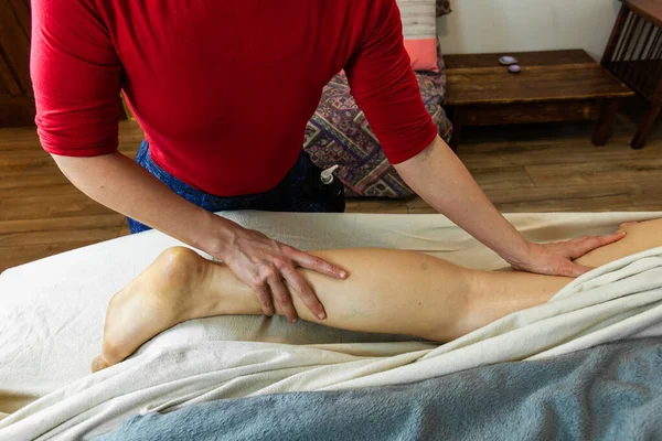 Vrouwen handen geven een massage — Stockfoto