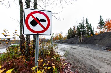 İnşaat alanının önüne beyaz ve kırmızı yol işareti koymayın.