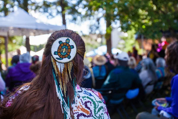 Mulher está vestindo um pino de cabelo grande tartaruga frisada e roupas nativas coloridas — Fotografia de Stock
