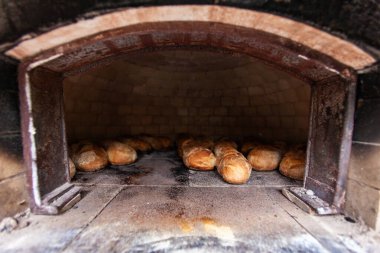 Tuğla ve kilden yapılmış ev yapımı ekmek fırını.