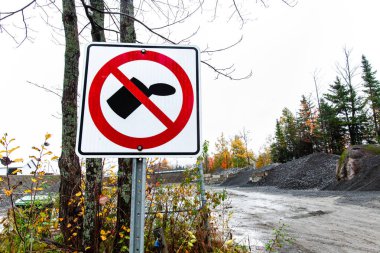 İnşaat alanının önüne beyaz ve kırmızı yol işareti koymayın.