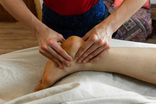 Mani delle donne che danno un massaggio — Foto Stock