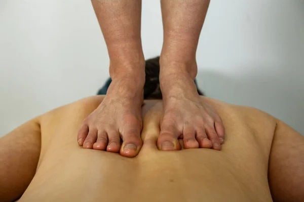 Жінка дає масаж ноги — стокове фото