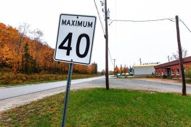 Saatte maksimum 40 km beyaz yol işareti