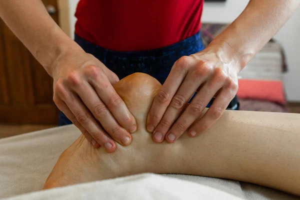 Frauenhände geben eine Massage — Stockfoto