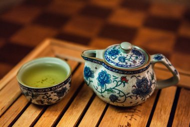 Güzel seramik küçük mavi Çin çaydanlığı ile bir fincan dolusu oolong çayı.