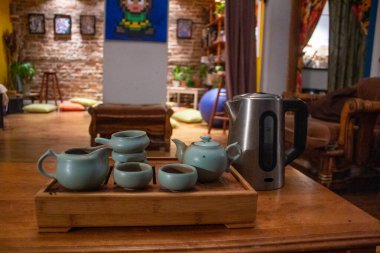 Çay seremonisi için seramik gong fu cha tea kit, çaydanlıkla birlikte bir çay teknesine yerleştirilir.