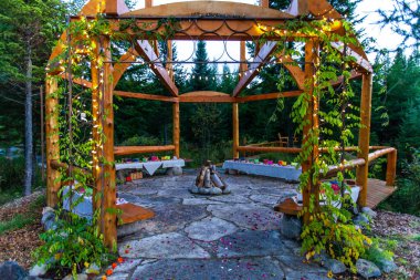 Tahta kemerli yapı, ipek fener tekneleri ve çiçek yaprakları. 