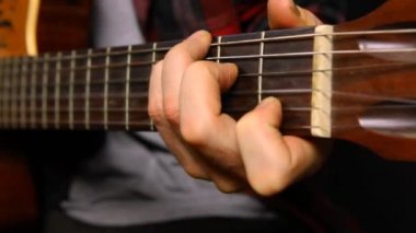 Gitaristler akor çalıyorlar.. 