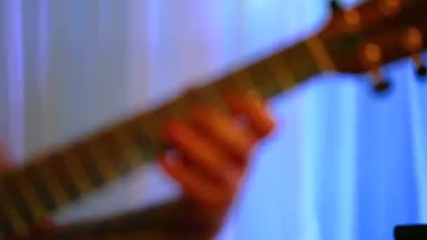 기타 연주자가 어쿠스틱에서 현 을 연주하고 있습니다. — 비디오