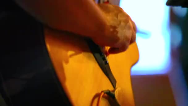 Guitarrista dedo metiendo en acústica — Vídeos de Stock