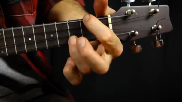 Kytaristé levou rukou hrají akordy. — Stock video