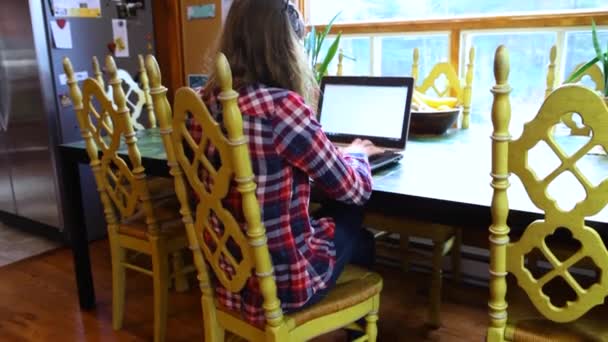 Vrouw aan tafel werkend met laptop — Stockvideo