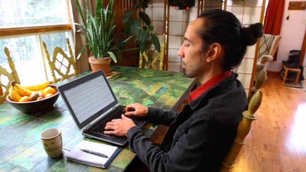 L'homme à la table travaille avec un ordinateur portable — Video