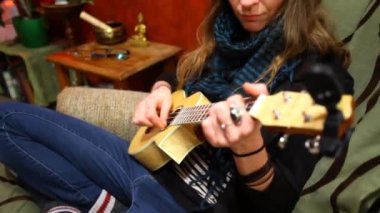 Oturma odasında gitar çalan kız.. 
