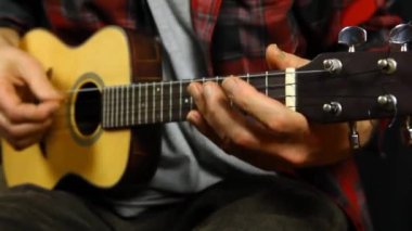 Ukulele çalan bir adam. 