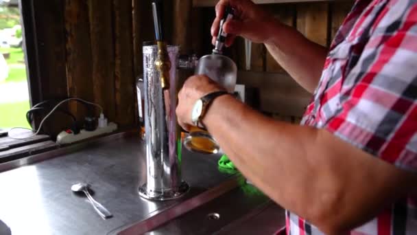 Nalít točené pivo do venkovní hospody — Stock video