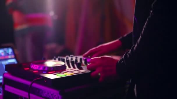 Hand eines DJs, der in einer Hip-Hop-Show mixt. — Stockvideo