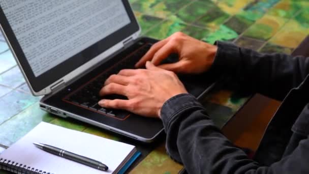 Man aan tafel werkt met laptop — Stockvideo