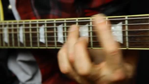 Hombre tocando en una guitarra eléctrica . — Vídeos de Stock