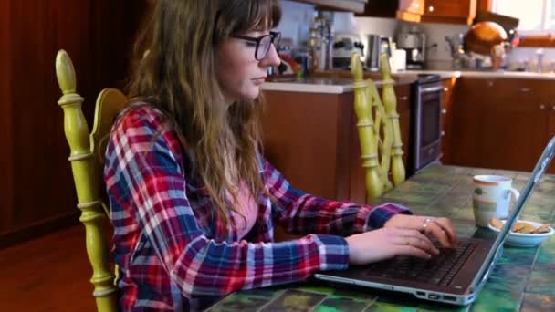 Mujer en la mesa trabajando con portátil — Vídeos de Stock