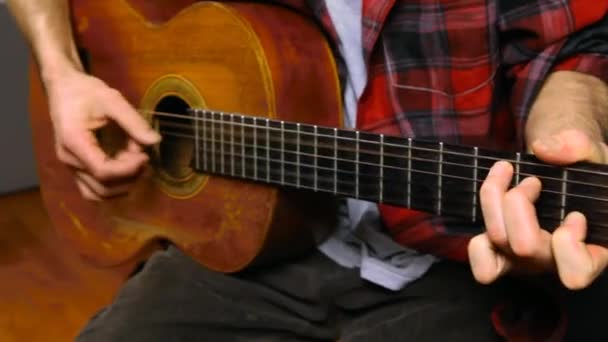 男人在古典吉他上的指尖. — 图库视频影像