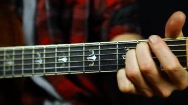 Adam akustik gitarda tıngırdıyor.. 