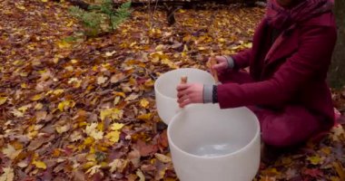 Genç adam sonbaharda kristal kaseler çalar.